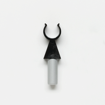 Das Bild zeigt ein experimentelles Gerät, das aus zwei Hauptteilen besteht: einem schwarzen, dreieckigen Kopf mit einer wiedergeführten Öffnung und einem grauen, zylindrischen Körper. Es könnte für chemische Versuche oder zur Halterung von Proben in einer Unterrichtsumgebung verwendet werden.