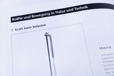 Das Bild zeigt eine Seite eines Lehrbuchs mit dem Titel "Kräfte und Bewegung in Natur und Technik." Der Abschnitt behandelt das Thema "Kraft kann belasten" und listet das benötigte Material für Experimente auf.