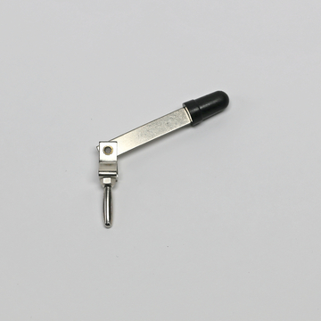 Das Bild zeigt ein metallisches Experimentiergerät mit einem beweglichen Arm und einer Gummikappe am Ende. Es scheint für den Einsatz im Bildungsbereich gedacht zu sein, möglicherweise zur Durchführung von physikalischen Experimenten.