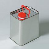 Das Bild zeigt einen quadratischen Metallbehälter mit einem roten Schraubverschluss und einem seitlichen Griff. Der Behälter ist für den sicheren Transport und die Aufbewahrung von Flüssigkeiten konzipiert und eignet sich für den Einsatz im Bildungsbereich.