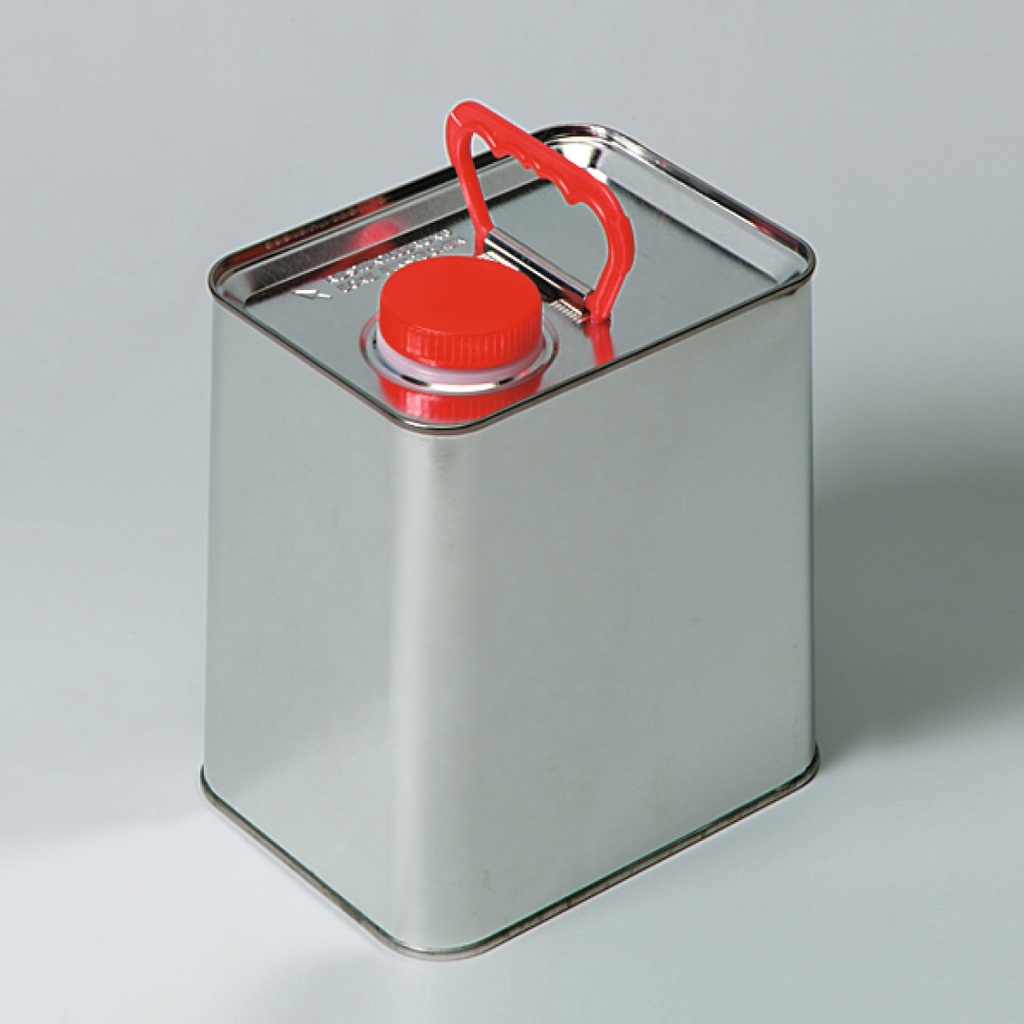 Das Bild zeigt einen quadratischen Metallbehälter mit einem roten Schraubverschluss und einem seitlichen Griff. Der Behälter ist für den sicheren Transport und die Aufbewahrung von Flüssigkeiten konzipiert und eignet sich für den Einsatz im Bildungsbereich.