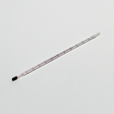 Das Bild zeigt ein Glasthermometer mit einer klaren Skala zur Temperaturmessung, das im Bildungsbereich verwendet wird. Es verfügt über eine markierte Quecksilbersäule, die zwischen den Temperaturgrenzen sichtbar ist.