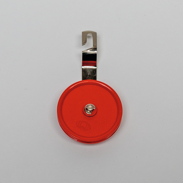 Das Bild zeigt eine rote Schnurrolle mit einem Metallhaken. Sie ist vermutlich für den Einsatz im Bildungsbereich gedacht, um Experimente oder Demonstrationen zu unterstützen.