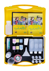 Das Bild zeigt ein gelbes Koffer-Set namens "EcolabBox" mit verschiedenen Experimentierutensilien, darunter Fläschchen, Reagenzgläser und eine Farbkarte. Es ist für Bildungszwecke im deutschen Schulwesen konzipiert und beinhaltet Anleitungen zur Durchführung von Experimenten.