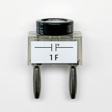 Das Bild zeigt einen Elektrolytkondensator mit einer Kapazität von 1 Farad und einer maximalen Spannung von 5,5 Volt. Der Kondensator hat zwei Anschlussbeine und ist in einem klaren Gehäuse untergebracht, auf dem die technischen Daten deutlich sichtbar sind.