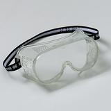 Das Bild zeigt eine Schutzbrille mit einem klaren Kunststoffdesign und einem elastischen Band zur Befestigung. Sie ist für den Einsatz im Bildungsbereich konzipiert, um die Augen während Experimenten zu schützen.