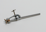 Das Bild zeigt ein verchromtes, metallisches Haltegerät mit einer verstellbaren Klemmvorrichtung, das zur Sicherung von Experimentiermaterialien genutzt wird. Es hat einen langen, runden Stab und eine Greifzange, die stabilen Halt bietet.