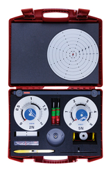 Das Bild zeigt ein umfassendes Experimentier-Set in einem roten Koffer, das für physikalische Messungen konzipiert ist. Es enthält unter anderem Federwaagen, ein Zielscheibensystem und weitere Zubehörteile für praktische Experimente im Bildungsbereich.
