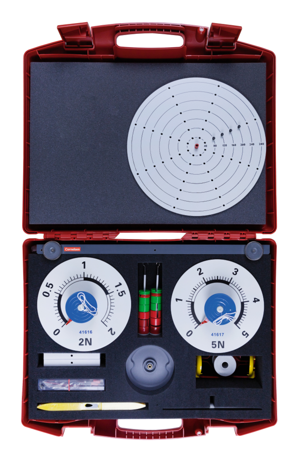 Das Bild zeigt ein umfassendes Experimentier-Set in einem roten Koffer, das für physikalische Messungen konzipiert ist. Es enthält unter anderem Federwaagen, ein Zielscheibensystem und weitere Zubehörteile für praktische Experimente im Bildungsbereich.