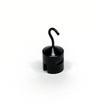 Das Bild zeigt einen kleinen, runden Gewichtshaken in Schwarz. Der Haken hat eine Schlaufe an der Oberseite und dient vermutlich zur Befestigung von Gewichten oder Objekten in experimentellen Anwendungen.