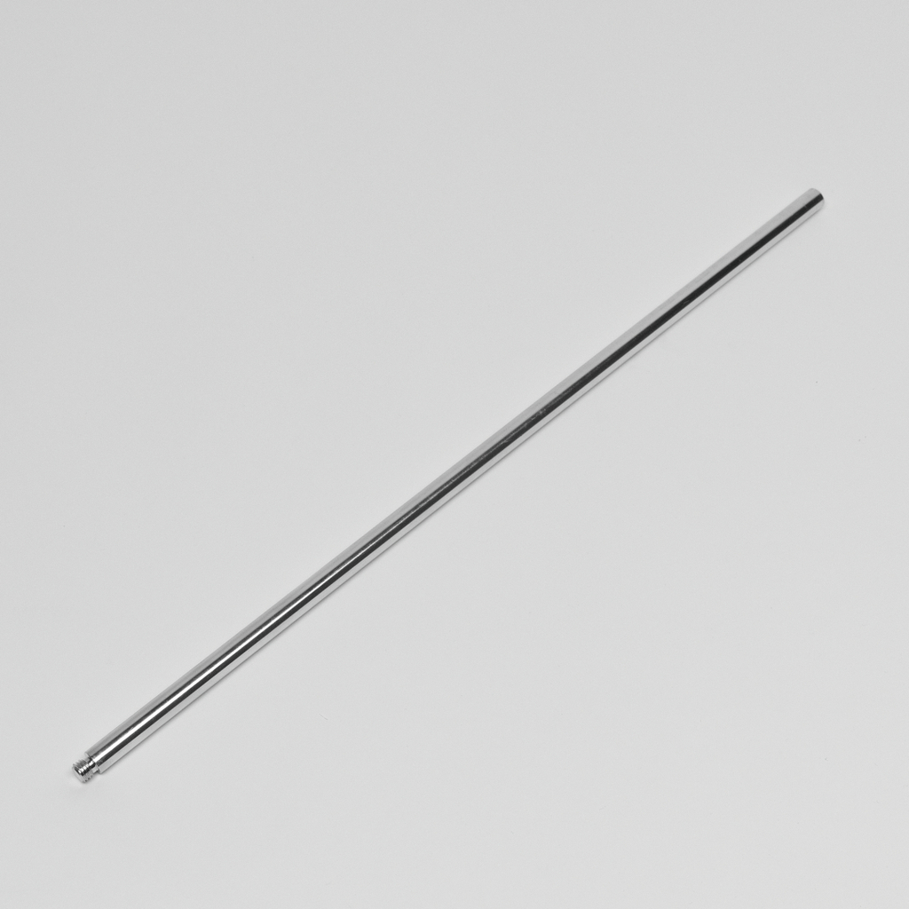 Das Bild zeigt ein langes, schlankes Metallrohr, das glatt und glänzend ist. Es könnte als Bestandteil von Experimentiergeräten oder -zubehör im Bildungsbereich verwendet werden.