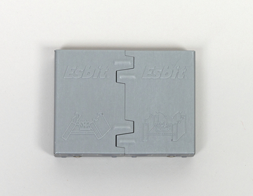 Das Bild zeigt eine graue Box mit dem Logo „Esbit“. Sie ist für Experimentierzwecke konzipiert und trägt Zeichnungen, die wahrscheinlich die Nutzung oder Funktionen des Inhalts darstellen.