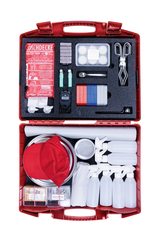 Das Bild zeigt einen roten Koffer, der mit verschiedenen Experimentier- und Sicherheitsmaterialien ausgestattet ist, darunter eine Löschdecke, Sprühflaschen, Messgeräte und weitere Utensilien. Der Koffer ist für den Einsatz im Bildungsbereich konzipiert und bietet grundlegende Ausrüstung für Experimente.