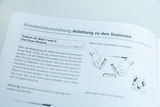Das Bild zeigt eine Anleitung zur Brandschutzerziehung, die sich auf das Feuer-Dreieck konzentriert. Es werden Informationen zur Durchführung von Experimenten und zur Bedeutung der Elemente Feuer, Brennstoff und Sauerstoff gegeben.