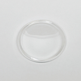 Das Bild zeigt eine klare, runde Glasplatte, die wahrscheinlich als Objektträger für mikroskopische Untersuchungen verwendet wird. Der Hintergrund ist hell und neutral, was den Fokus auf das Glasobjekt lenkt.