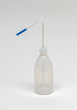 Das Bild zeigt eine klare, flaschenförmige Spritzflasche mit einem langen, geraden Auslaufrohr, das an einem Ende eine blaue Spitze hat. Die Flasche selbst ist leicht blickdicht, was sie ideal für den Einsatz in Experimenten in Bildungsumgebungen macht.