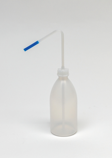 Das Bild zeigt eine klare, flaschenförmige Spritzflasche mit einem langen, geraden Auslaufrohr, das an einem Ende eine blaue Spitze hat. Die Flasche selbst ist leicht blickdicht, was sie ideal für den Einsatz in Experimenten in Bildungsumgebungen macht.