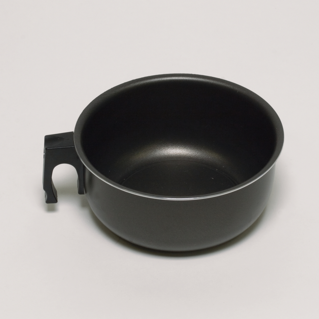 Das Bild zeigt eine schwarze, runde Schüssel mit einem Halter für die Befestigung. Sie eignet sich für experimentelle Zwecke im Bildungsbereich und bietet Platz für verschiedene Materialien.