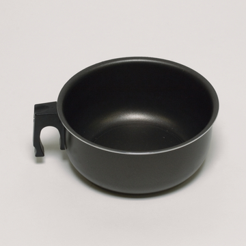 Das Bild zeigt eine schwarze, runde Schüssel mit einem Halter für die Befestigung. Sie eignet sich für experimentelle Zwecke im Bildungsbereich und bietet Platz für verschiedene Materialien.