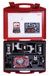 Das Bild zeigt einen roten Koffer mit Experimentiermaterialien, der verschiedene Komponenten für physikalische Experimente enthält. Die Anordnung im Koffer ist übersichtlich, mit einer Vielzahl von Rollen, Kabeln und Werkzeugen, die für Lehrzwecke verwendet werden können.