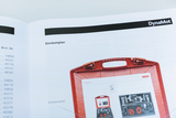 Das Bild zeigt eine Seite aus einem Katalog, die einen Einräumplan für ein Experimentier-Kit namens "DynaMot" abbildet. Es enthält eine Übersicht der enthaltenen Komponenten in einem roten Koffer sowie Bestellnummern für die Produkte.