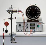 Das Bild zeigt ein Experimentiergerät mit einem Elektromotor, einer Anzeigeuhr sowie einer Regel- und Stromversorgungseinheit. Das Setup ist für praktische Experimente im Bereich Physik oder Technik im Bildungswesen konzipiert.