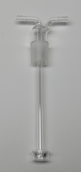 Das Bild zeigt ein transparentes Glasgerät, vermutlich eine Apparatur für chemische Experimente. Es besitzt einen langen Schlauch mit zwei seitlichen Abgängen, ideal für das Anbringen an eine andere Vorrichtung oder für das Durchführen von Experimenten.
