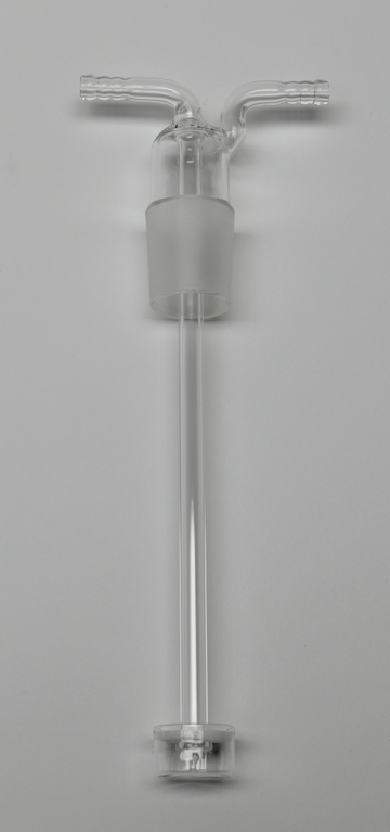 Das Bild zeigt ein transparentes Glasgerät, vermutlich eine Apparatur für chemische Experimente. Es besitzt einen langen Schlauch mit zwei seitlichen Abgängen, ideal für das Anbringen an eine andere Vorrichtung oder für das Durchführen von Experimenten.