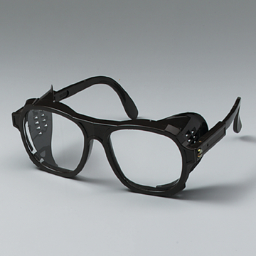 Das Bild zeigt eine Schutzbrille mit einem stabilen, schwarzen Rahmen und transparenten Gläsern. Diese Brille ist für Experimente im Bildungsbereich konzipiert und bietet Schutz für die Augen während praktischer Tätigkeiten.