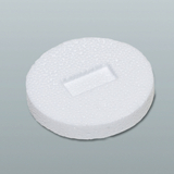 Das Bild zeigt eine runde, weiße Styroporscheibe mit einer rechteckigen Aussparung in der Mitte. Diese wird wahrscheinlich für experimentelle Zwecke im Bildungsbereich verwendet.