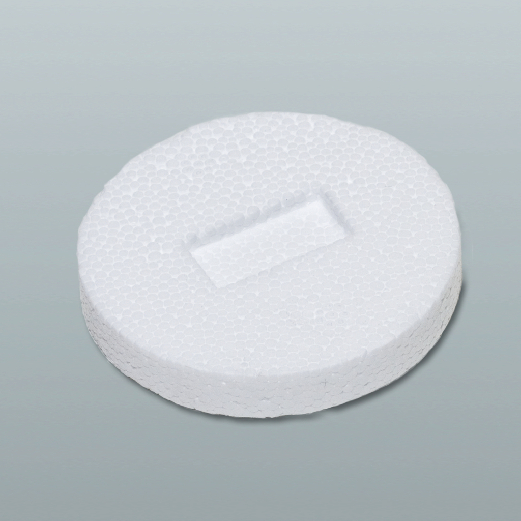 Das Bild zeigt eine runde, weiße Styroporscheibe mit einer rechteckigen Aussparung in der Mitte. Diese wird wahrscheinlich für experimentelle Zwecke im Bildungsbereich verwendet.