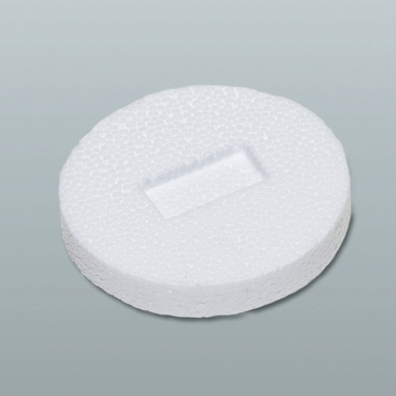 Das Bild zeigt eine runde, weiße Styroporscheibe mit einer rechteckigen Aussparung in der Mitte. Diese wird wahrscheinlich für experimentelle Zwecke im Bildungsbereich verwendet.