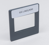 Das Bild zeigt ein Experimentiergerät mit einer transparenten Fläche, auf der eine Skala von 300 Linien pro Millimeter angegeben ist. Es ist vermutlich für optische oder physikalische Experimente im Bildungsbereich gedacht.