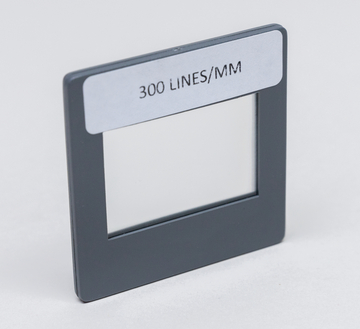Das Bild zeigt ein Experimentiergerät mit einer transparenten Fläche, auf der eine Skala von 300 Linien pro Millimeter angegeben ist. Es ist vermutlich für optische oder physikalische Experimente im Bildungsbereich gedacht.