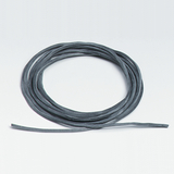 Das Bild zeigt ein Stück grauen Gummischlauch, das in einer kreisförmigen Wicklung präsentiert wird. Dieser Gummischlauch ist wahrscheinlich für experimentelle Zwecke im Bildungswesen geeignet.