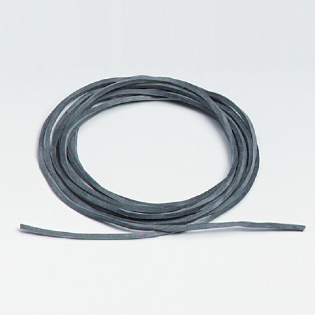 Das Bild zeigt ein Stück grauen Gummischlauch, das in einer kreisförmigen Wicklung präsentiert wird. Dieser Gummischlauch ist wahrscheinlich für experimentelle Zwecke im Bildungswesen geeignet.