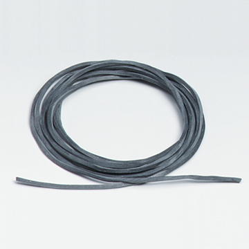 Das Bild zeigt ein Stück grauen Gummischlauch, das in einer kreisförmigen Wicklung präsentiert wird. Dieser Gummischlauch ist wahrscheinlich für experimentelle Zwecke im Bildungswesen geeignet.