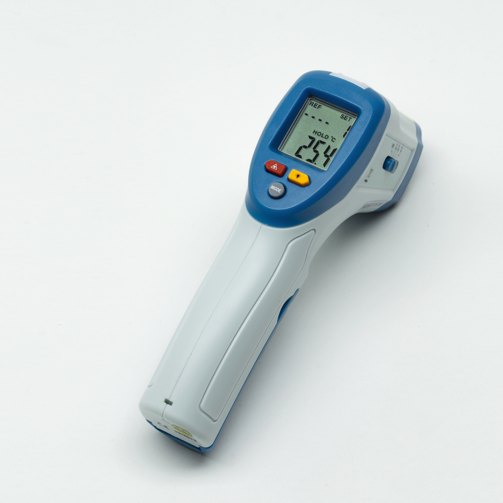 Das Bild zeigt ein digitales Infrarotthermometer mit einem ergonomischen Design und einem digitalen Display. Es ist ausgestattet mit mehreren Tasten zur Einstellung und Anzeige von Temperaturen, was es zu einem nützlichen Werkzeug für Experimente im Bildungswesen macht.