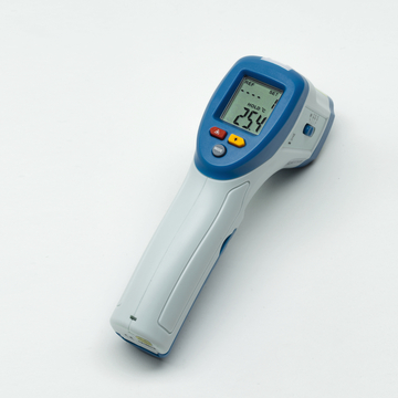 Das Bild zeigt ein digitales Infrarotthermometer mit einem ergonomischen Design und einem digitalen Display. Es ist ausgestattet mit mehreren Tasten zur Einstellung und Anzeige von Temperaturen, was es zu einem nützlichen Werkzeug für Experimente im Bildungswesen macht.