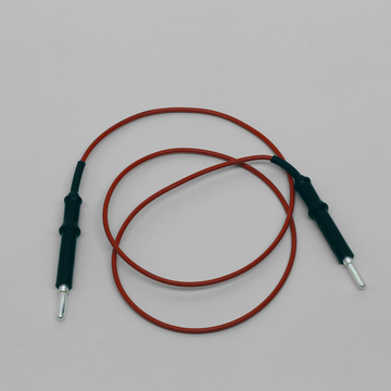 Das Bild zeigt ein Experimentierkabel mit einem orangefarbenen Draht und schwarzen Kunststoffanschlüssen an beiden Enden. Es ist typisches Zubehör für elektrische Experimente im Bildungsbereich.