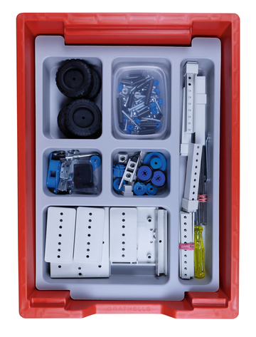 Das Bild zeigt einen roten Aufbewahrungskasten, der verschiedene Bauteile für Konstruktionen enthält. Dazu gehören Räder, Schrauben, Verbindungsstücke und Werkzeuge, die für Experimente und Bildungsprojekte im Schulbereich verwendet werden können.