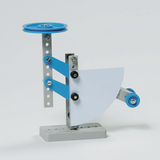 Das Bild zeigt ein mechanisches Modell mit einer Rolle, Hebeln und einem beweglichen Element. Es dient zur Veranschaulichung grundlegender physikalischer Prinzipien im Bildungsbereich.