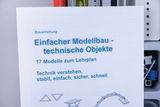 Das Bild zeigt eine Bauanleitung für einfachen Modellbau mit dem Titel "Einfacher Modellbau - technische Objekte". Sie umfasst 17 Modelle zum Lehrplan mit dem Fokus auf das Verständnis grundlegender Techniken.
