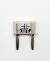 Das Bild zeigt einen Elektrolytkondensator mit einer Kapazität von 0,1 µF, der durch seine transparente Hülle sichtbar ist. Die Anschlüsse sind aus Metall und deutlich ausgeprägt, was ihn für Experimente im Bildungswesen geeignet macht.