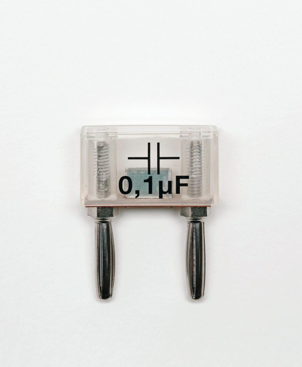 Das Bild zeigt einen Elektrolytkondensator mit einer Kapazität von 0,1 µF, der durch seine transparente Hülle sichtbar ist. Die Anschlüsse sind aus Metall und deutlich ausgeprägt, was ihn für Experimente im Bildungswesen geeignet macht.