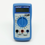 Das Bild zeigt ein digitales Multimeter der Marke PeakTech, Modell 1070. Es ist in einem blauen Gehäuse gestaltet und verfügt über einen digitalen Bildschirm sowie Drehschalter zur Messung von Spannung, Strom und Widerstand.
