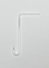 Das Bild zeigt ein klares, gebogenes Glasrohr mit einem hakenartigen Ende. Es ist wahrscheinlich ein Laborglasgerät, das in Experimenten verwendet wird, um Flüssigkeiten zu transportieren oder zu sammeln.