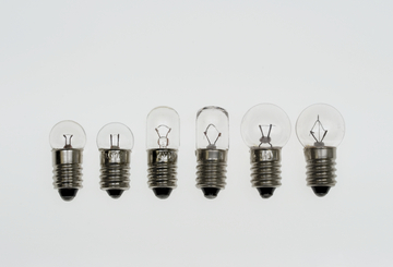 Das Bild zeigt eine Reihe von Glühlampen in unterschiedlichen Größen, die einen klaren Blick auf ihre Glaskörper und die inneren Drähte bieten. Diese Lampen könnten für Experimente im Bildungsbereich verwendet werden, um elektrische Schaltungen zu demonstrieren.
