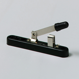 Das Bild zeigt einen Geräteträger, der aus einer schwarzen Basis mit einer Metallarm und einem Gummigriff besteht. Dieses Experimentierwerkzeug wird häufig im Bildungswesen für verschiedene physikalische Versuche verwendet.