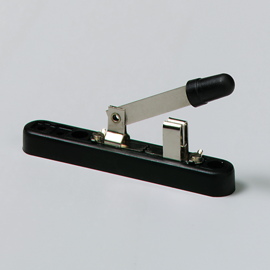 Das Bild zeigt einen Geräteträger, der aus einer schwarzen Basis mit einer Metallarm und einem Gummigriff besteht. Dieses Experimentierwerkzeug wird häufig im Bildungswesen für verschiedene physikalische Versuche verwendet.